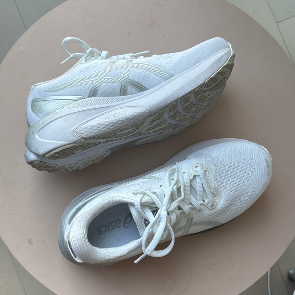 Very lightly worn (total mileage: 5-6miles) asics gel-kayano 30, size 8 US